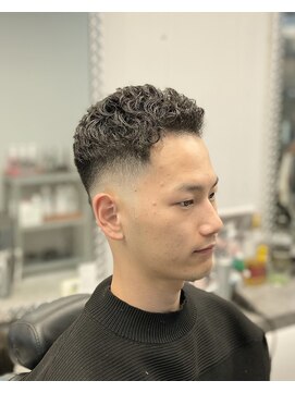 刈部倶楽舞 パーマ風/アップバンク/フェード/　ビジネス/黒髪/２WAY