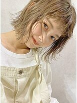 オン眉ワイドバングベージュカラー切りっぱなしボブ外ハネ