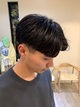 シフト(SHEEFT) 黒髪ニュアンスデザイン20代30代ツーブロック清潔感抜群スタイル