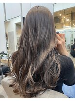 グレーベージュカラー　ロングレイヤー_黒髪前髪パーマ