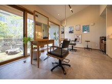ツナグ(tsunagu)の雰囲気（店内もグレーの塗り壁に北欧風の家具がいい雰囲気です）