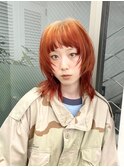 レイヤーウルフカットベージュとオレンジのデザインルーツカラー