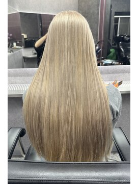 スライバイリアオオサカ(Sly By Ria OSAKA) ホワイトベージュ/ケアブリーチ/髪質改善【梅田/大阪】