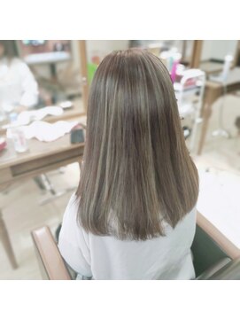 リー(Ly.) カット　カラー　ハイライト