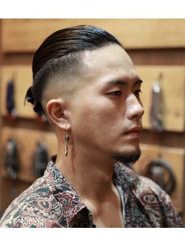 バーバーショップ スバル(BARBERSHOP SUBARU) <理容室><バーバー>スキンフェードマンバンセンターパート