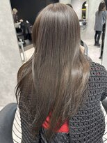 シティ(CITY)&nbsp;ツヤ髪オリーブグレージュカラー×レイヤーカット【CHICA】