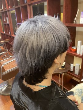 マルム(mulum) ウルフカット インナーカラー ホワイトグレー *AKARI