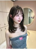 オリーブベージュ　ミディアムレイヤー　顔まわりカット