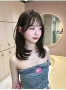 オリーブベージュ　ミディアムレイヤー　顔まわりカット