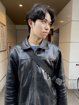 ヌープヘアーアイス(NUUP.hair ici) 毛流れハンサムショートセンターパートメンズ黒髪爽やか