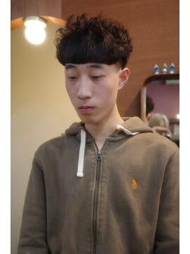 エディ(Edy) マッシュ刈り上げスペインカールメンズパーマ外国人風眉毛カット