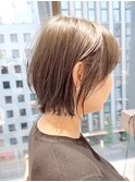 ショートウルフ耳掛けグレージュ顎下前髪あり