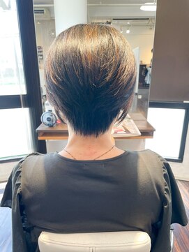 アトリエアルシュ(atelier ARCHE) 前下がりショート,小顔,ひし形ショートボブ,後頭部ボリューム