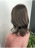 グレージュ×韓国巻きヘアー