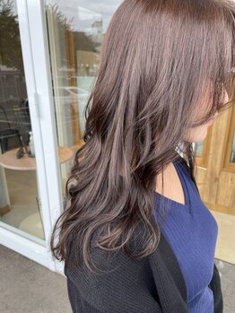 アオ(AO)の写真/ウルフスタイルやくびれスタイルで、軽く巻くだけで動きが出る魅力的なヘアを実現！伸ばしかけの方も◎