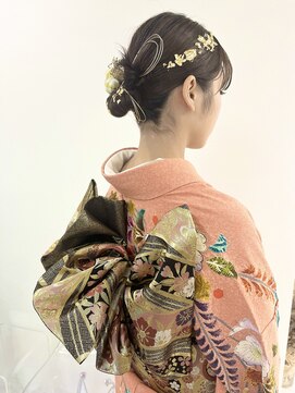 シー(shii..) 《shii../氏家》＃成人式 #アップスタイル #振袖#金粉