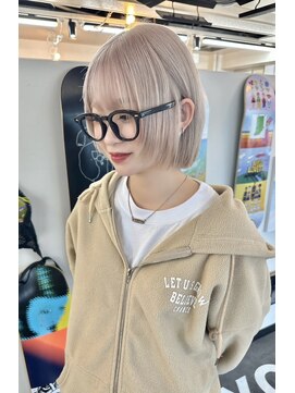 ヒビヲ 天神警固(HIBIO) ショートボブ切りっぱなしボブタッセルボブブリーチダブルカラー