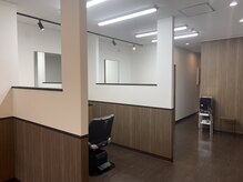 ミュー(mieux)の雰囲気（木目を基調とした広々した店内）