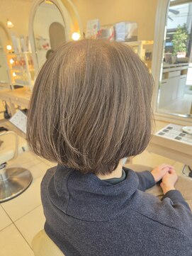 ミーサ(MYSA) 白髪ぼかしハイライト×ショートボブ