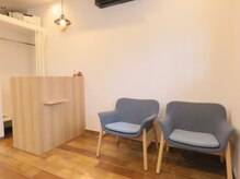 柔らかい木の温かみがある待合スペース