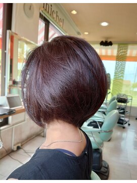 ヘアーショップ マイケル 前下り潤艶ショートボブ