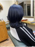外はね、内巻きでつくるミディアムレイヤー×ブルーブラック