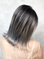 キュー(cue)&nbsp;【cue】バレイヤージュ×色落ちも楽しめるシルバーグレージュ