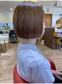 大人可愛いショート切りっぱなしボブナチュラルベージュ