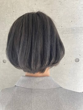 リバレッジ 白金(Leverage) 大人グレーカラーショートボブ：Erika Fukunaga
