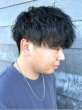 ヒュイル バイ ニアウ(Hwyl by Niau) メンズセンターパートツイストスパイラルシャドウパーマ眉毛