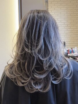 ゼウス(Zeus.) 海外ヘアーハッシュカットレイヤーカットハイライトカラー