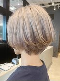 ホワイトベージュ_スリークボブ厚めバングローライト_ba289672