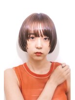 シカ(sica)&nbsp;とろみのあるヌーディカラーにミニボブスタイル。