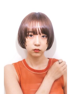 シカ(sica) とろみのあるヌーディカラーにミニボブスタイル。