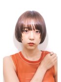 とろみのあるヌーディカラーにミニボブスタイル。