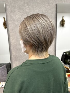 イメチェン/ホワイトブロンド/外ハネボブ/美髪/ワイドバング