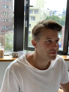 リバレッジ 広尾(Leverage) 色気のある七三分けバーバーラフ外国人スタイル