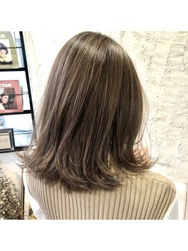 ペネロープ(Penelope) 外ハネ/ハイライト/ミディアムボブ/クリアベージュ　担当　夕島