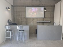 セツ(setu.)の雰囲気（受付、薬剤ブースはオープンなカフェ風）