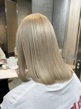 サンク 原宿 表参道(cinq) ミルクティーアッシュベージュカラーミディアムウルフ30代