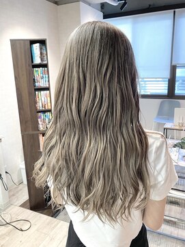 コワファーストナガサキシャンプーボーイ(COIFF1RST NAGASAKI SHAMPOO BOY) ブリーチ2回 ホワイトベージュ