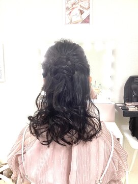 ヒャン(hyang) お花風ハーフアップ／ヘアセット