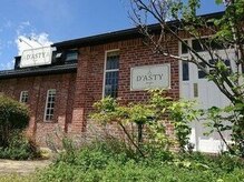 ダスティ 塩尻店(Dasty)の雰囲気（緑に包まれた赤レンガ造りが目印！）