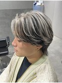 センターパート毛流れショートコントラストハイライトホワイト