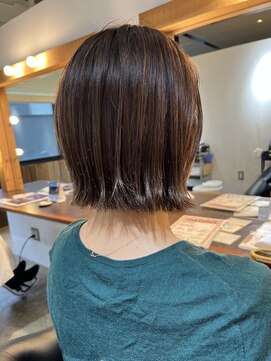 切りっぱなしボブ×白髪ぼかしハイライト