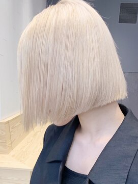 アルバム 銀座(ALBUM GINZA) ホワイトブロンド_スリークボブ厚めバングローライト_ba287031