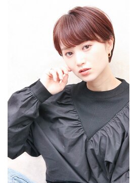 シトロン ブラン(CITRON blanc) 抜け感たっぷり艶カラー耳掛け丸みショート