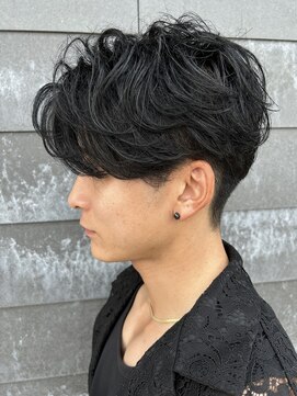 ヒュイル バイ ニアウ(Hwyl by Niau) メンズマッシュセンターパートスパイラルパーマニュアンスパーマ