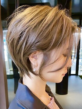 ラフ 新宿(Laff) 新宿おしゃれ女子ウルフヘア20代30代40代50代丸みショートボブ