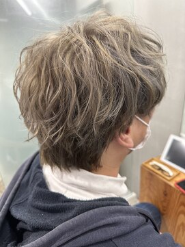 ローウェ 新百合ヶ丘(Louwe) ウルフカット、シルバーカラー